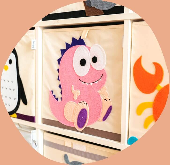 Spielzeugkiste mit einem Filz-Dino